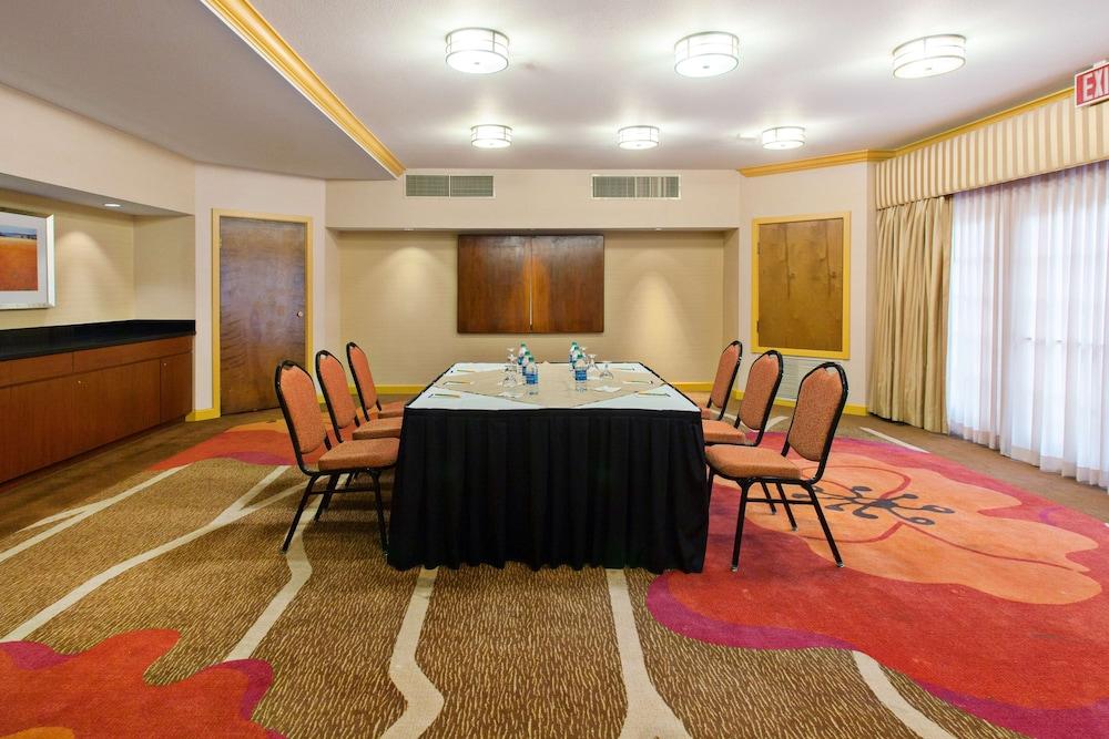 Hotel Hilton Garden Six Flags 3*